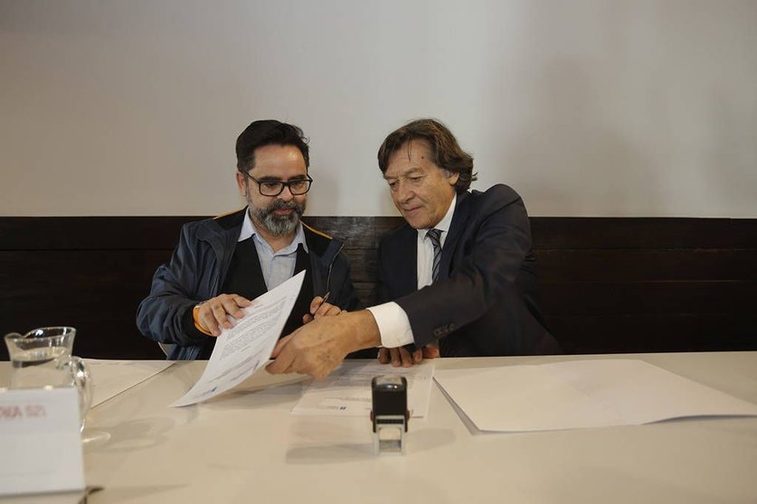  Lete Lasa firmó con el vicerrector del Campus de Pontevedra de la Universidad de Vigo, Jorge Soto, en representación del rector.