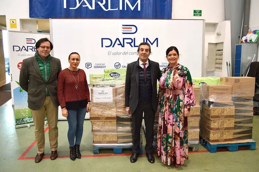 A alcaldesa de Mos, Nidia Arévalo, e a concelleira de Política Social e Igualdade mosense, Sara Cebreiro, visitaron esta mañá as instalacións da empresa Darlim no Polígono da Granxa para recibir de mans do seu director, Indalecio Cuevas, a aportación de alimentos.