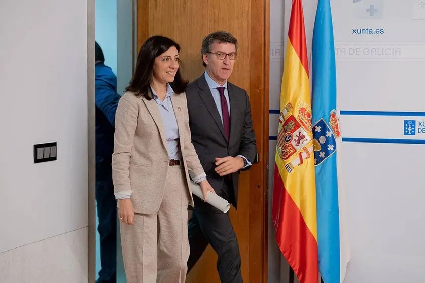 La conselleira de Medio Ambiente, Territorio y Vivienda, Ángeles Vázquez, acompañada por Feijóo, destaca que Galicia se sitúa en la vanguardia de las regiones que se alejan del modelo basado en el trinomio ‘extraer, usar y tirar', y avanza hacia economía circular.