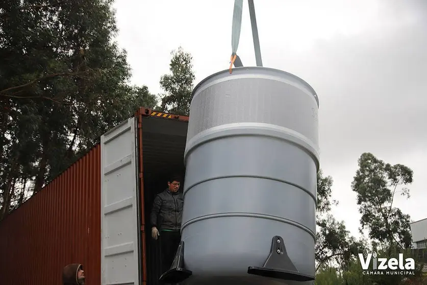 Este sistema de contenedorización reemplaza el sistema de recolección de residuos municipales puerta a puerta solo con un servicio de recolección mixta.