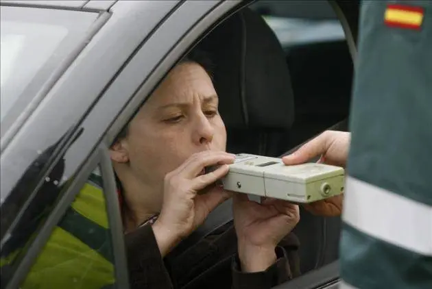 Un joven se somete a un control de alcoholemia en el primer día de la campaña de intensificación de este tipo de controles puesta en marcha por la Dirección General de Tráfico. ARCHIVO.
