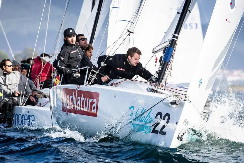 Los primeros puestos se los repartieron el “Marnatura 1” del vigués Luis Bugallo y el barco mallorquín “Patakín” que cuenta como táctico al olímpico portugués de origen mozambiqueño Domingos. ©Sailingshots by María Muiña Photography