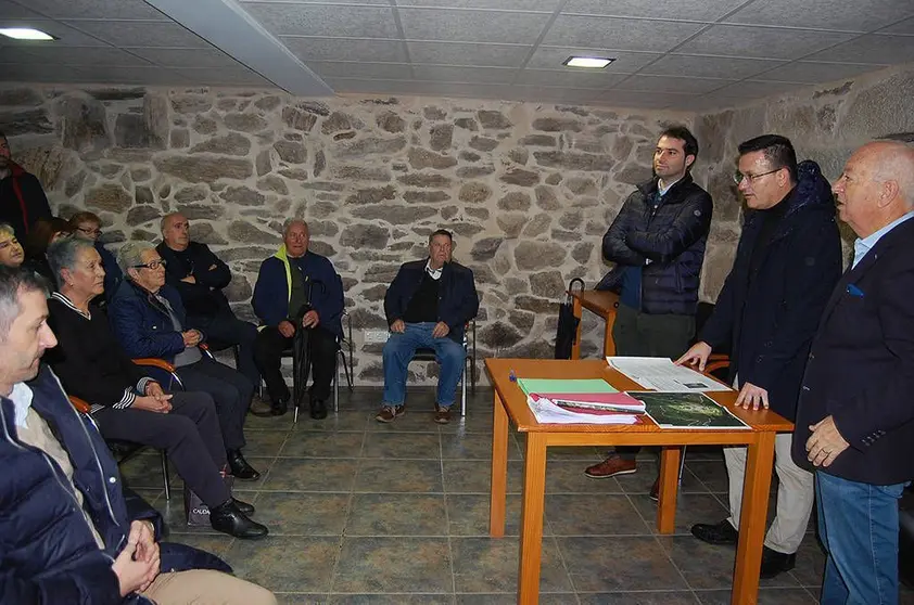 El conselleiro del Medio Rural les explicó a los vecinos y al alcalde las ventajas de esta iniciativa, enmarcada en el convenio con la Fegamp y Seaga para la defensa de los núcleos.