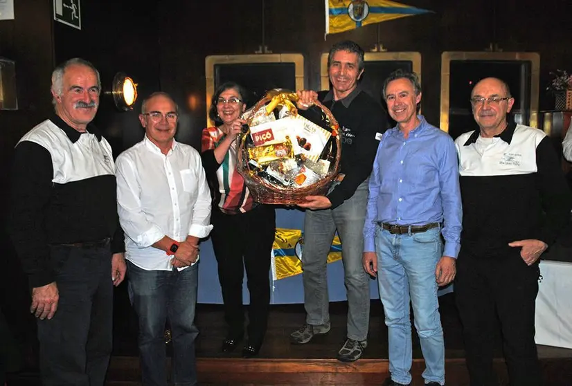 La presidenta del RCM Aguete, Maca de la Puente, entregando su premio al Meigas Fora, ganador en Clase 1.