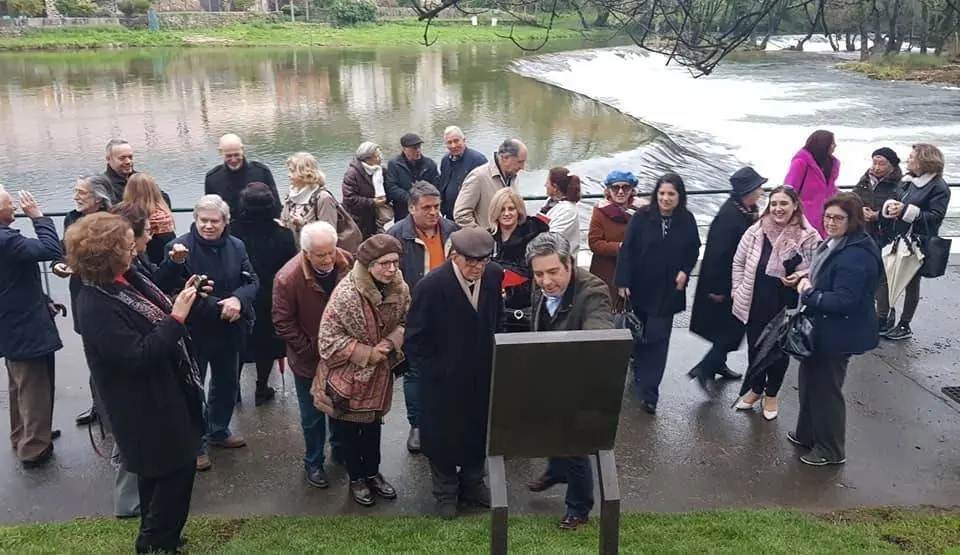 El alcalde arcuense, João Manuel Esteves, autoridades e invitados durante la inauguración de la ruta de los poetas este domingo.