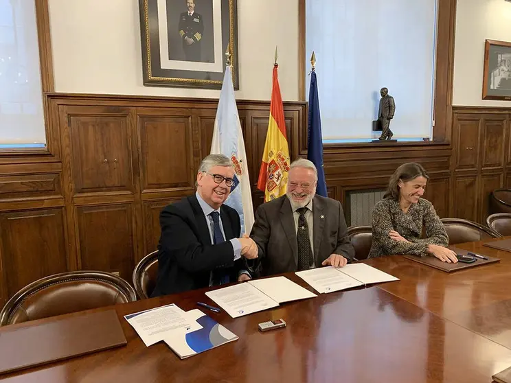 El secretario de Anfaco, Juan M. Vieites (i) y el presidente de la APV, Enrique L. Veiga, durante la firma del protocolo. 