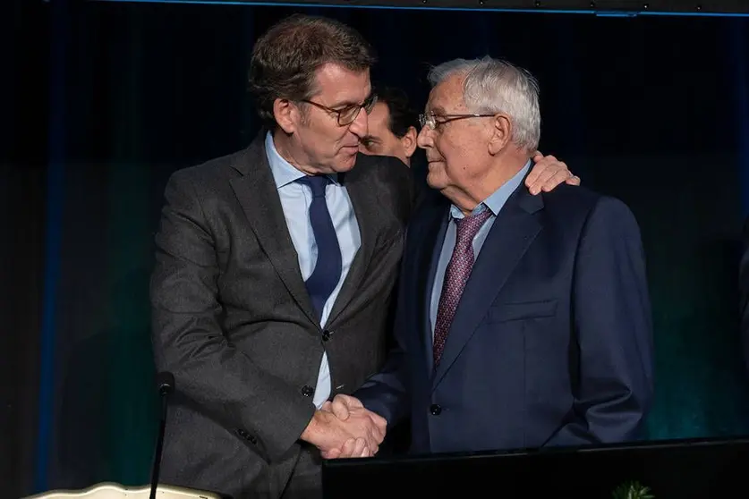 O presidente da Xunta, Alberto Núñez Feijóo, abraza no acto de homenaxe con motivo do 90 aniversario do presidente de honor e fundador de Jealsa, Jesús Alonso Fernández.