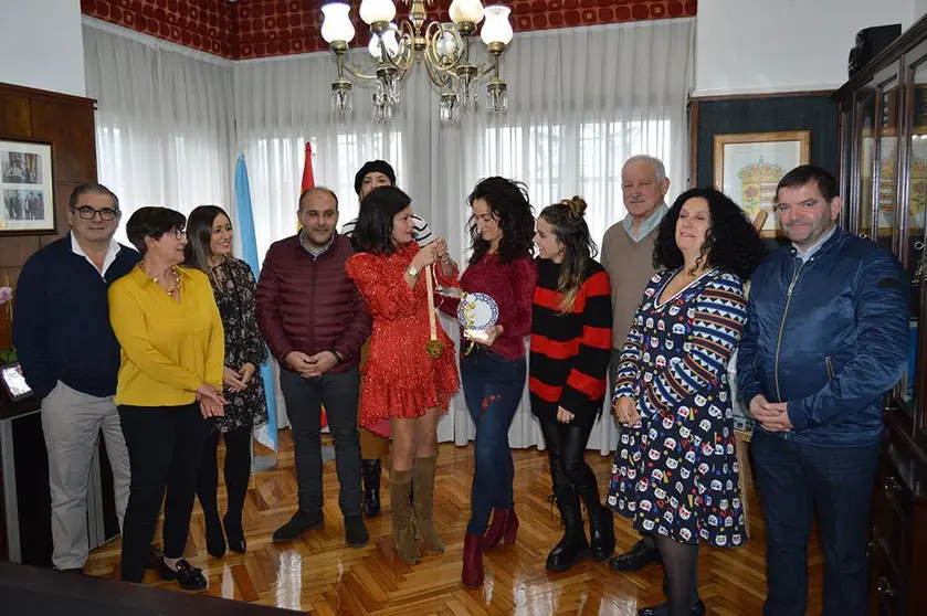 Patricia Martínez xunto a Nidia Arévalo, alcaldesa de Mos, Begoña Toucedo, concelleira de Deportes, Sara Cebreiro, concelleira de Cultura, demais membros do equipo de goberno local e demais membros da Corporación Municipal recibiron a campiona. 