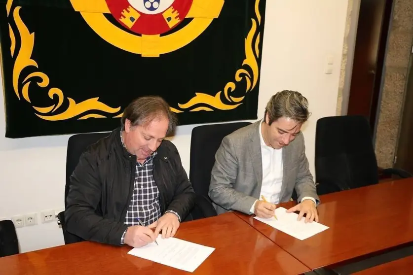 Esteves firma con el presidente de ACIAB el protocolo de colaboración. 