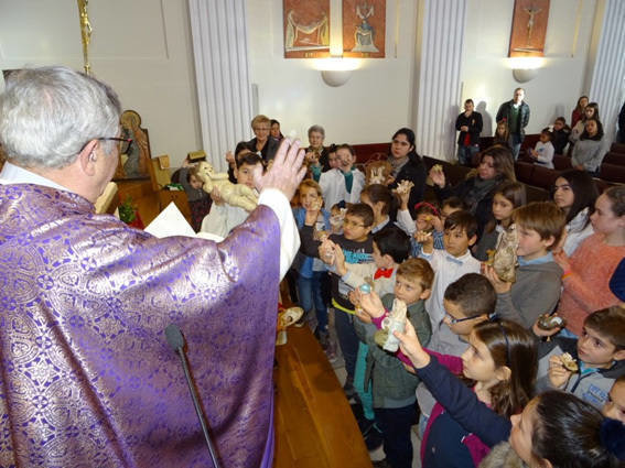 El párroco de la Soledad, Alberto Cuevas, en la bendición de los 'Niñosjesuses' el año pasado. 