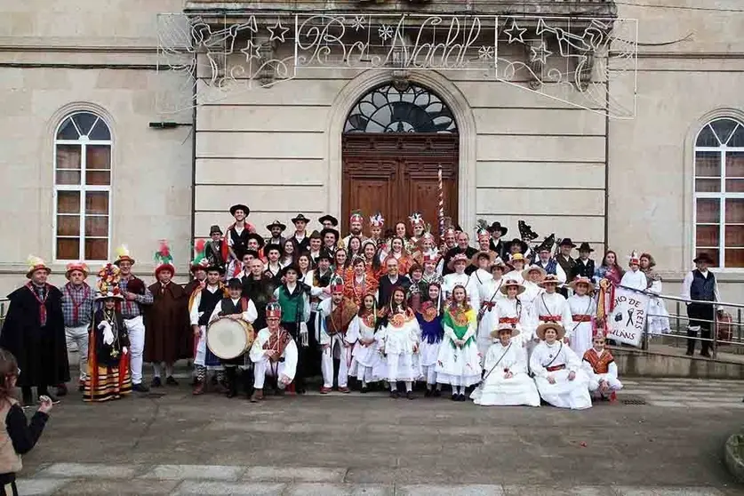 Catro ranchos de reis e un grupo folclórico encherán o escenario de tradición e música de castañolas.