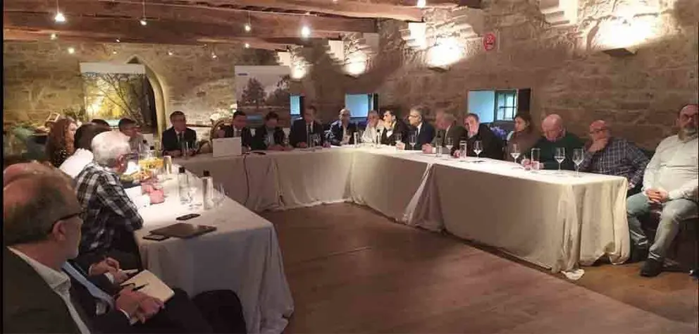 O conselleiro do Medio Rural explicou aos responsables destas entidades os detalles da norma, que iniciará proximamente a súa tramitación.