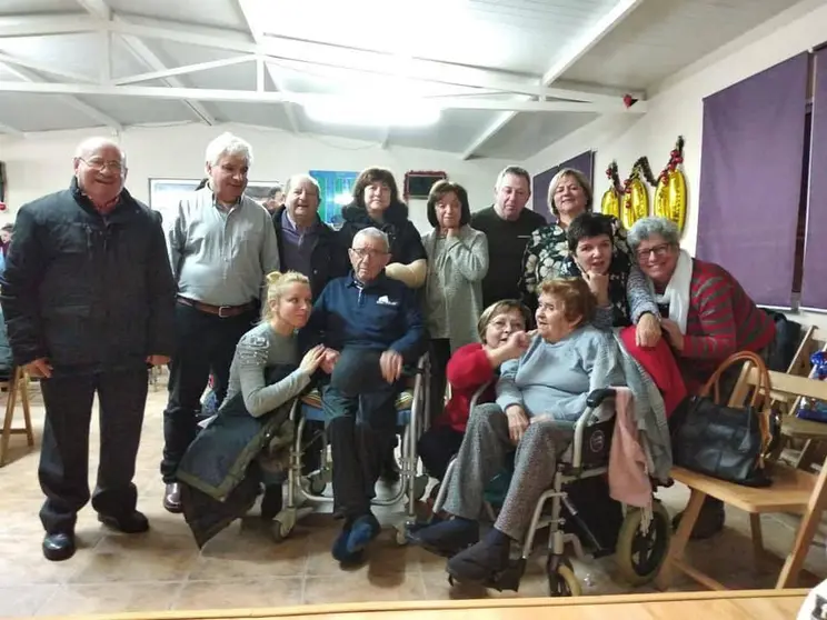 , Pilar Arjones Martínez, a avoa de San Rafael de Pereiras, cumpriu 100 anos e os seus veciños e veciñas da urbanización de San Rafael, na parroquia de Pereiras, quixeron homenaxeala polo seu aniversario cunha festa no local social da Asociación de Veciños.