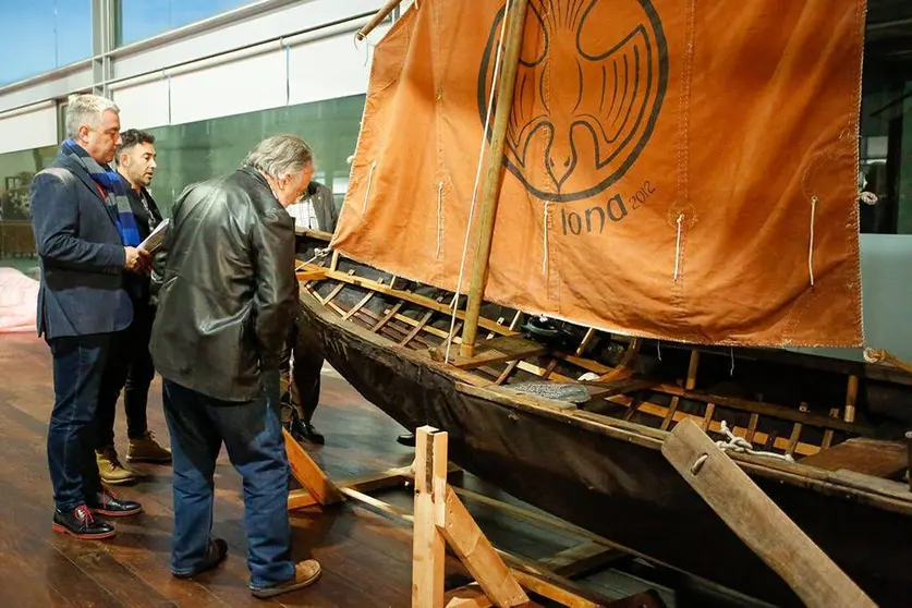 O secretario xeral de Política Lingüística, Valentín García, e o escritor Alfredo Conde presentaron a novela que relata esta epopeia, ‘Homes de Ferro’.