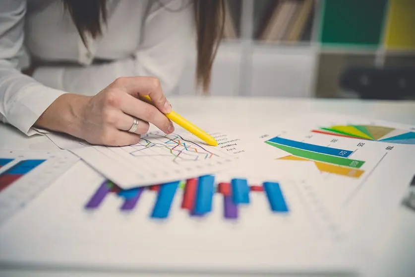 La tasa AROPE, que mide el riesgo de pobreza o exclusión social, baja por tercer año consecutivo y desciende hasta el 18,95%.