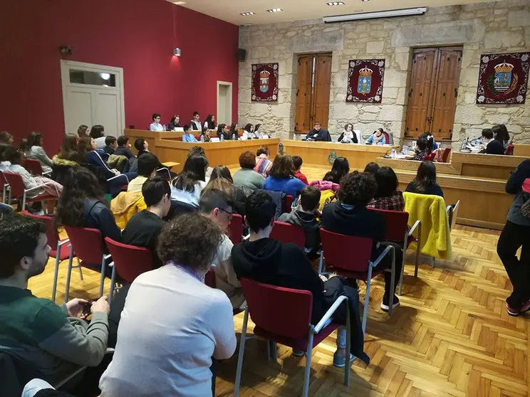 A concelleira de Ensino organizou o pleno infantil no que representantes de nove centros educativos expuxeron as súas necesidades e inquedanzas.