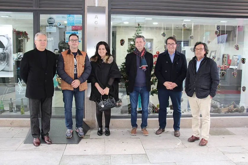 José Pedro Agra, propietario de optica Agra Oculista, primer premio de Montra de Natal en Ponte de LIma acompañado de Vaz, Grácio, Monteiro, Barreiro de Sousa y Hilario. 