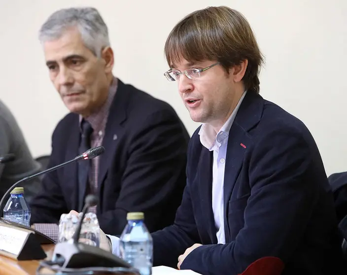 O director da Axencia Galega de Infraestruturas, Francisco Menéndez, comparece a petición propia na Comisión 2ª para informar sobre a proposta remitida pola Xunta ao Ministerio de Fomento para paliar o impacto das peaxes da AP-9.