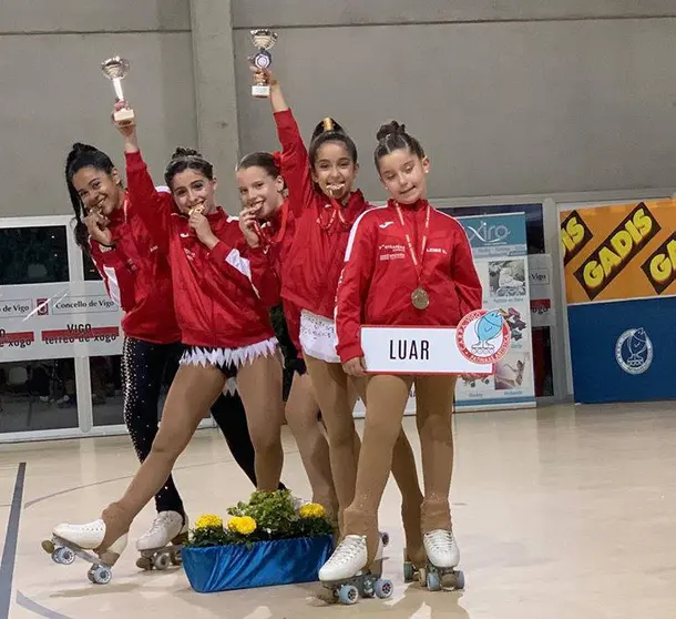 Patinadoras do equipo deportivo profesional Luar. 