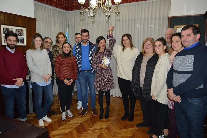 La alcaldesa mosense, Nidia Arévalo, levanta la mano de Rocío Blanco, entre autoridades y familiares en el salón de la Casa del Concello. 
