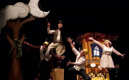 A nena e o grilo máis aló.