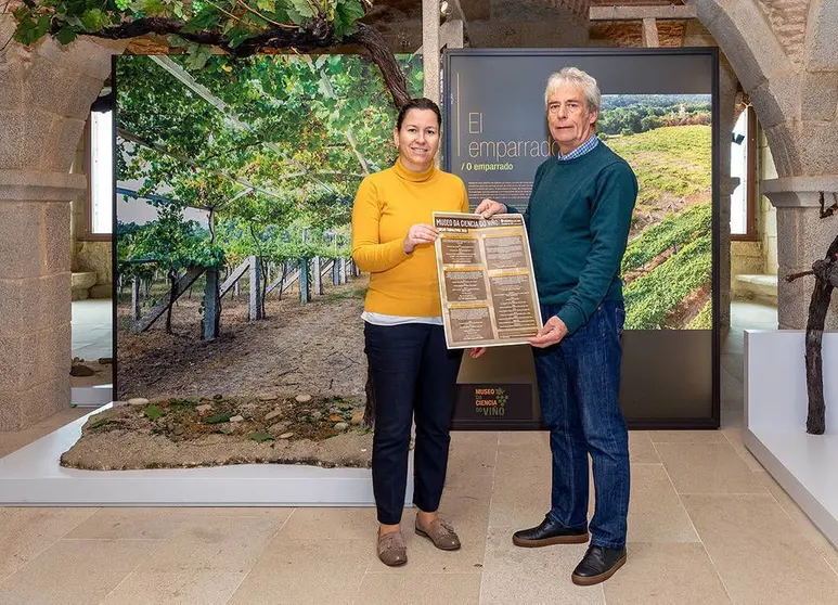 A alcaldesa Salvaterrense, Marta Valcárcel, y el Gran Mestre de la Confraría do Viño do Condado do Teea e Espumantes, Antonio Alén, no Museo da Ciencia do Viño, en Salvaterra.