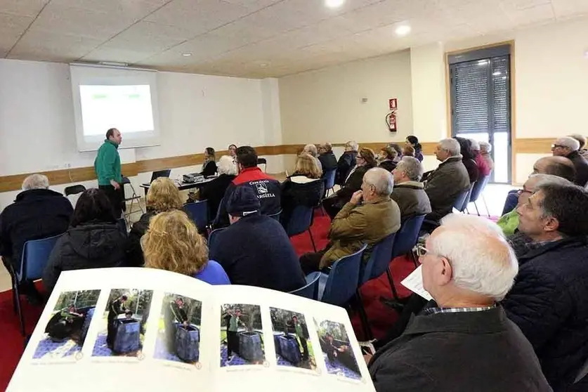 Arcos, con preto de 500 habitantes, foi a parroquia escollida porque se axusta en poboación e vivendas aos composteiros individuais.