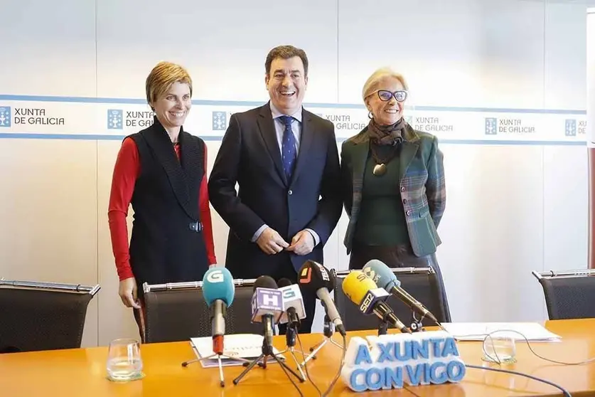 El conselleiro de Cultura y Turismo, Román Rodríguez, y la delegada territorial de la Xunta en la ciudad, Corina Porro, y la directora de Turismo de Galicia, Nava Castro. ARCHIVO. 