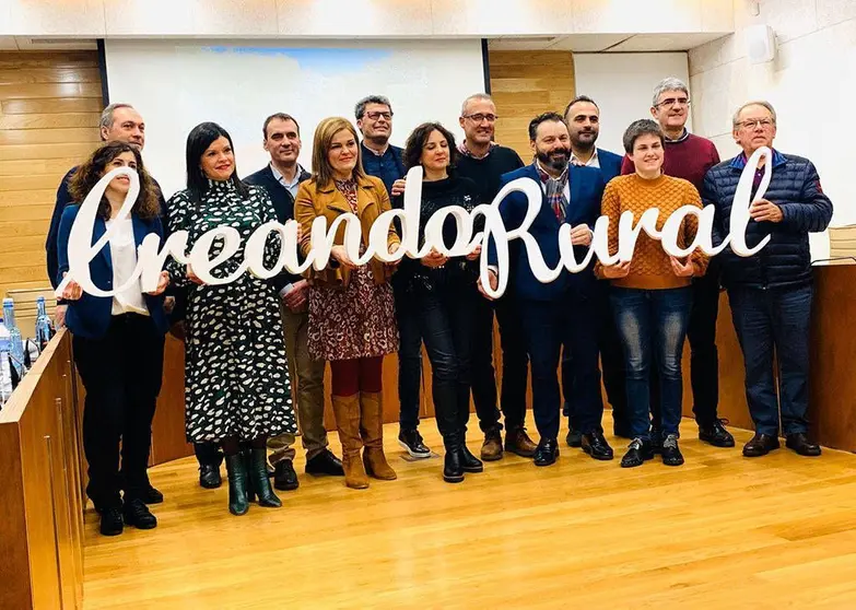 A reunión celebrada no Salón de Plenos do Concello de Tomiño o pasado luns 13 congregou aos 14 alcaldes e alcaldesas, así como de técnicos e concelleiros de todos os municipios que abrangue o xeodestino, para coñecer de primeira man a versión definitiva do Plan Estratéxico e os produtos turísticos e o material que servirá en FITUR de primeiro contacto coas futuras persoas visitantes do territorio. 