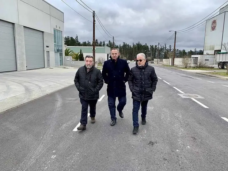 El delegado territorial de Lugo, José Manuel Balseiro, comprobó hoy el resultado de los trabajos de renovación del firme en las vías del polígono, realizadas por el Ayuntamiento con el apoyo de la Consellería de Economía, Empleo e Industria.