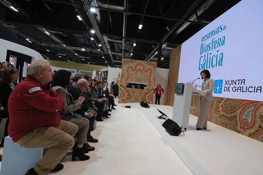 A conselleira aproveitou a súa presenza nunha das maiores feiras internacionais de turismo do mundo para poñer en valor o potencial turístico do patrimonio natural galego e, en particular, dos espazos declarados como reserva da biosfera.