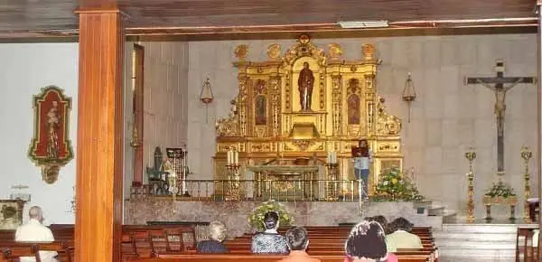 Retablo que preside el Interior de la iglesia de san Pablo, en Vigo.