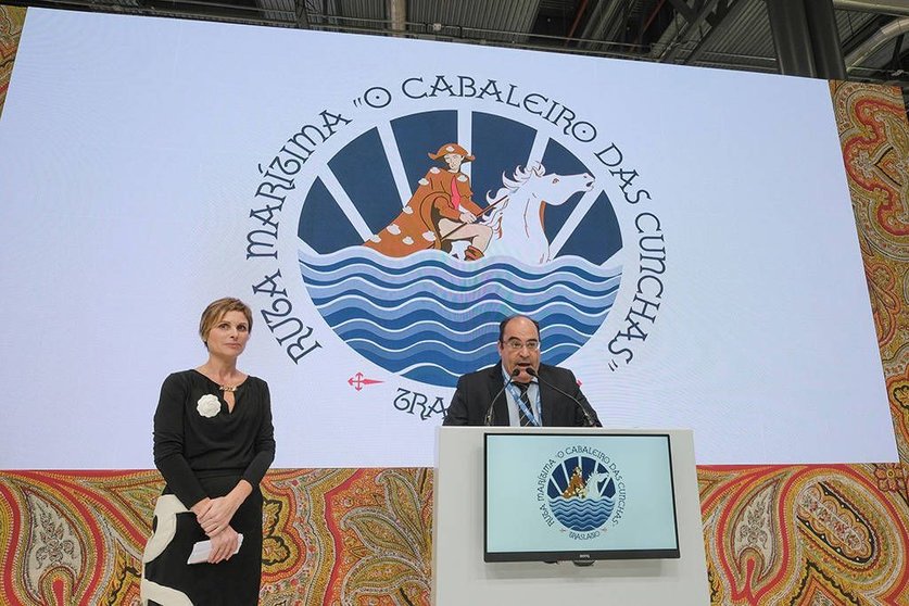 Nava Castro, directora de Turismo de Galicia, y Javier Grande, presidente de la Asociación Amigos de la Ruta Marítima del Apóstol Santiago a Galicia. ARCHIVO. 
