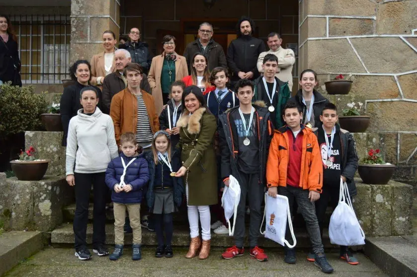 Entre os presentes Patricia Gómez, presidenta do club de taekwondo Zusanli, Alexis Iriarte, adestrador do club de taekwondo Zusanli, os tres cativos con medalla de ouro na Copa Xunta de Galicia de Técnica: Leire Fernández, Samara Bouzón, e Tiago Doni; os/as cinco nenos/as que lograron medalla de prata: Eduardo Román, Adrián Lorenzo, Fabio Pedreira, Brais Fernández, e Águeda Pedreira; xunto con Nidia Arévalo, alcaldesa de Mos, entre outras autoridades municipais.