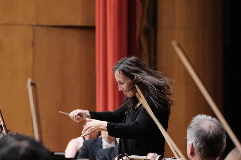 La aclamada directora portuguesa Joana Carneiro sustituirá al maestro Jonathan Webb, que ocupa este puesto desde la temporada 2016/2017.