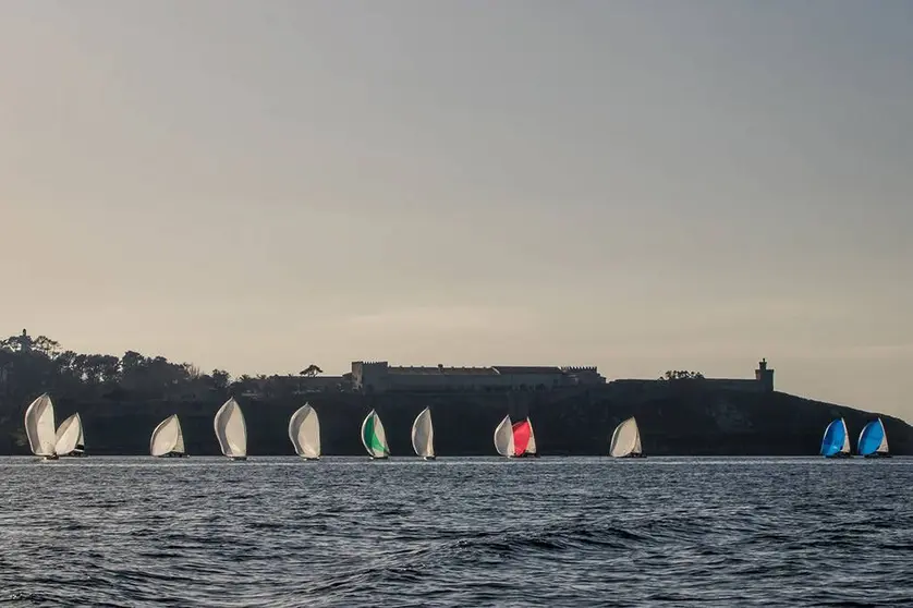 La flota de J80 navegando frente al parador de Baiona. © ROSANA CALVO. 