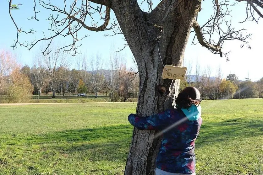 Esta pequeña ruta posee un conjunto de información en código Braille, sigue un trazado prácticamente plano, sin obstáculos, marcado con pavimento táctil direccional y provisto de aparatos de proximidad.