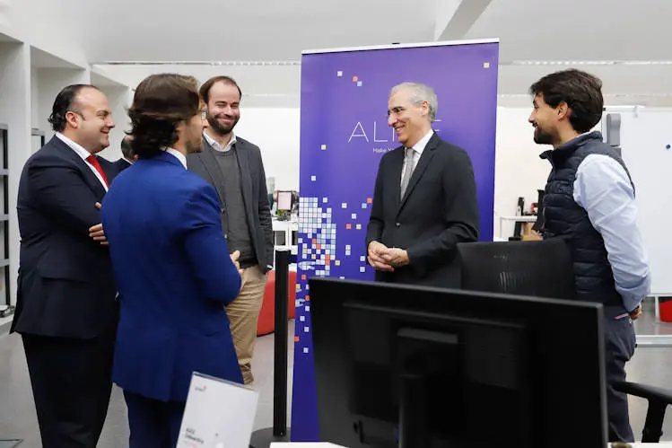 El conselleiro de Economía, Empleo e Industria, Francisco Conde, visitó hoy las instalaciones de Gradiant, un encuentro enmarcado en el compromiso de la Xunta por visitar los centros tecnológicos de Galicia para hacer balance de los programas de apoyo al sector.
