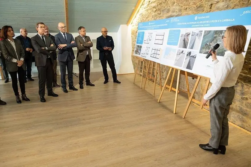 El presidente de la Xunta recorrió esta mañana la senda peatonal de Cabana de Bergantiños y las obras de rehabilitación de las antiguas viviendas de maestros para viviendas de alquiler