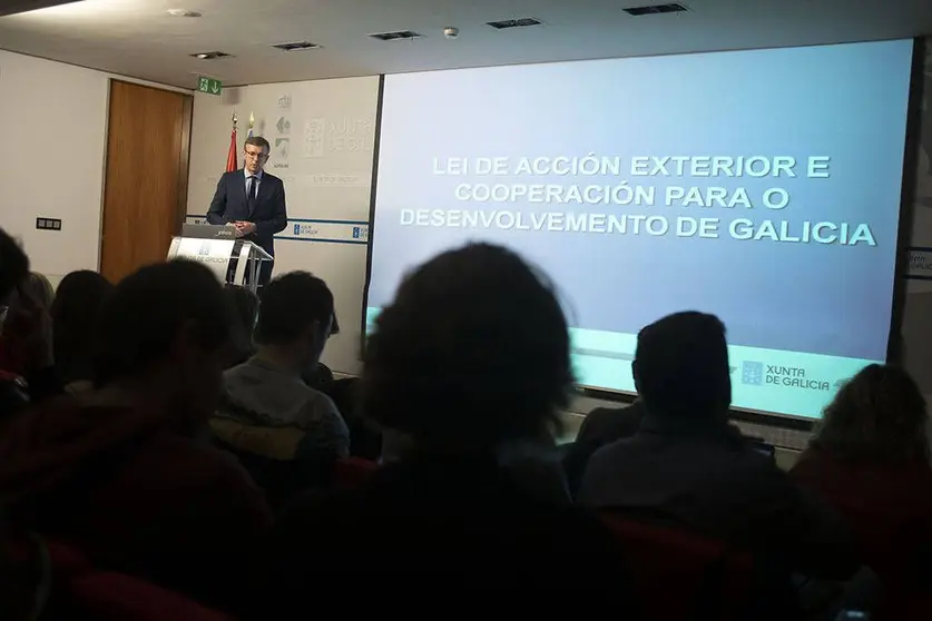 Feijóo explica que a súa a pretensión é regular a participación galega na negociación Xunta-Estado, mellorar a atención dos galegos no exterior, consolidar a Eurorrexión Galicia-Norte de Portugal e dotar Galicia de maior protagonismo na cooperación.