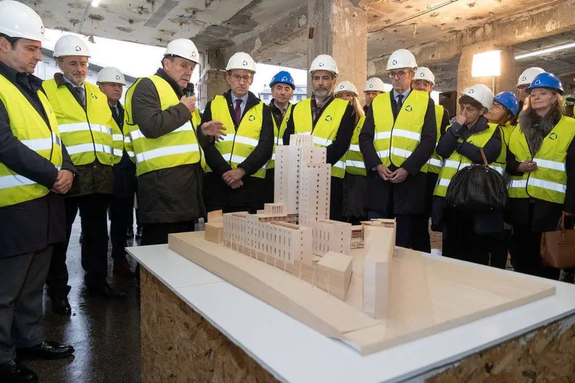 El presidente de la Xunta visitó este jueves las obras con una representación del Consejo General del Poder Judicial, encabezada por su presidente, Carlos Lesmes.