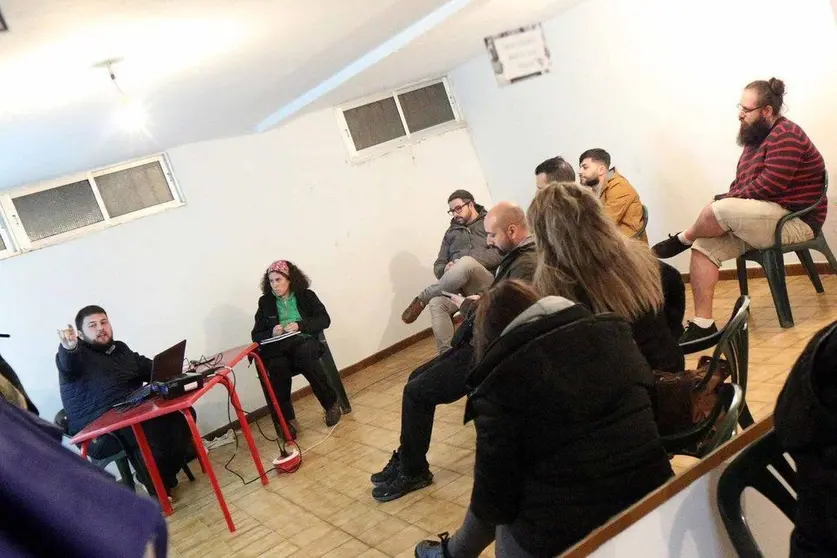 O concelleiro de Mocidade, Miguel Bouzó, mantivo un encontro con representantes dos grupos de música usuarios do local de ensaio do parque da Feira Vella para consensuar a primeira ordenanza municipal que se está a elaborar para o uso e disfrute deste espazo para a mocidade que o concello ofrece totalmente de balde. 