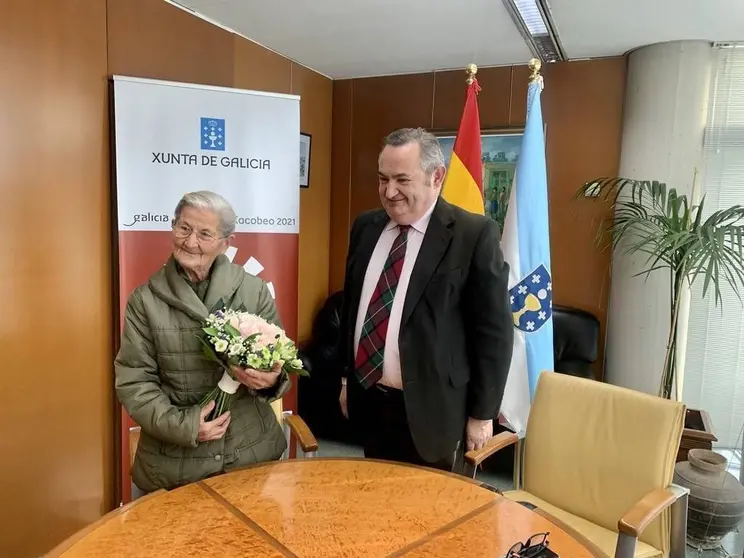 
El delegado territorial felicita a Benedicta Sánchez por conseguir el premio Goya y 'difundir el nombre de la provincia y Galicia en el mundo'.