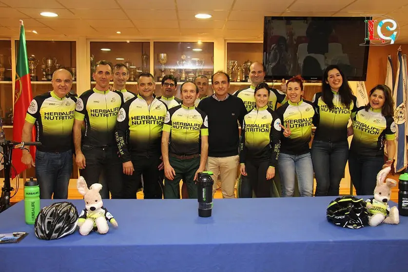 Una parte de los miembros del HBL Bike Team con el delegado de Deportes de la Xunta de Galicia en Pontevedra, Daniel Benavides, en la presentación del club. 