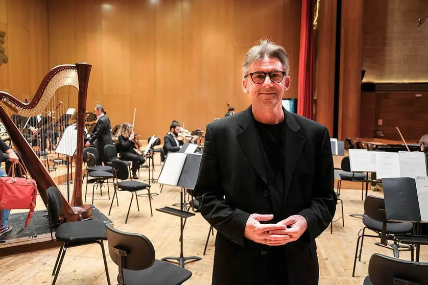 El principal director invitado, el maestro Jonathan Webb.