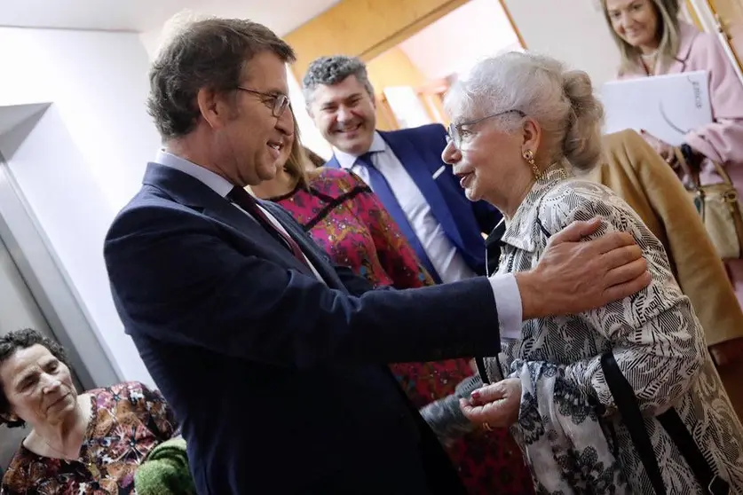 O titular da Xunta visitou hoxe as instalacións da residencia de maiores e centro sociocomunitario de Carballo.