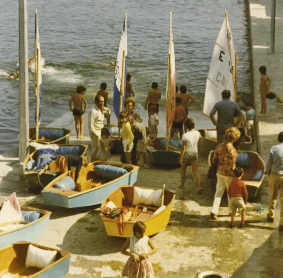 Algunos de los primeros Optimist que navegaron en Baiona hace 50 años. ARCHIVO MRCYB.