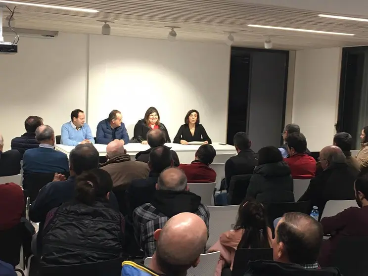La conselleira de Medio Ambiente, Territorio y Vivienda avanza en una reunión con miembros de las entidades de pesca fluvial Río Viaño de Boborás y O Arenteiro de O Carballiño, a los que les adelantó que el Diario Oficial de Galicia publicará esta orden de ayudas dotada de 125.000 euros.