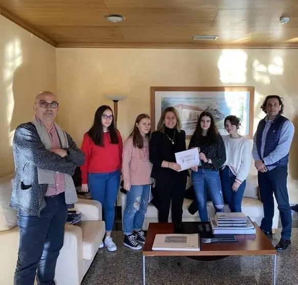 Os protagonistas do estudo, profesores e alumnos do IES de Salvaterra. 