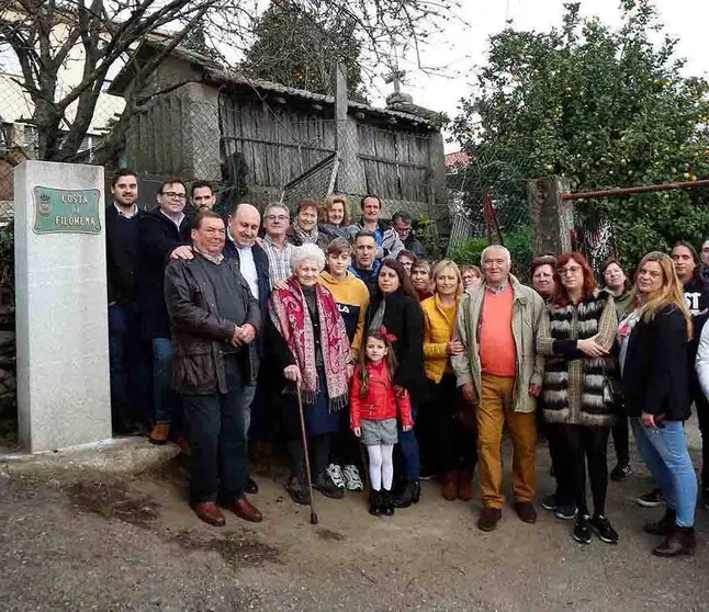 Veciños do barrio da Granxa na 'Costa da Filomena'.